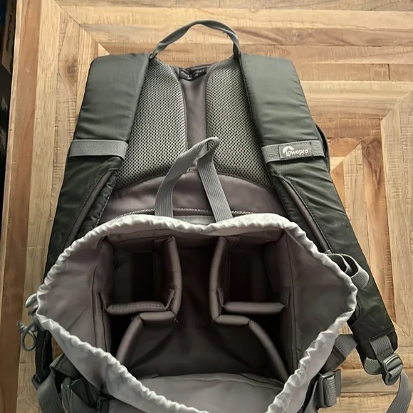 Lowepro camera backpack - Picture 3 of 4